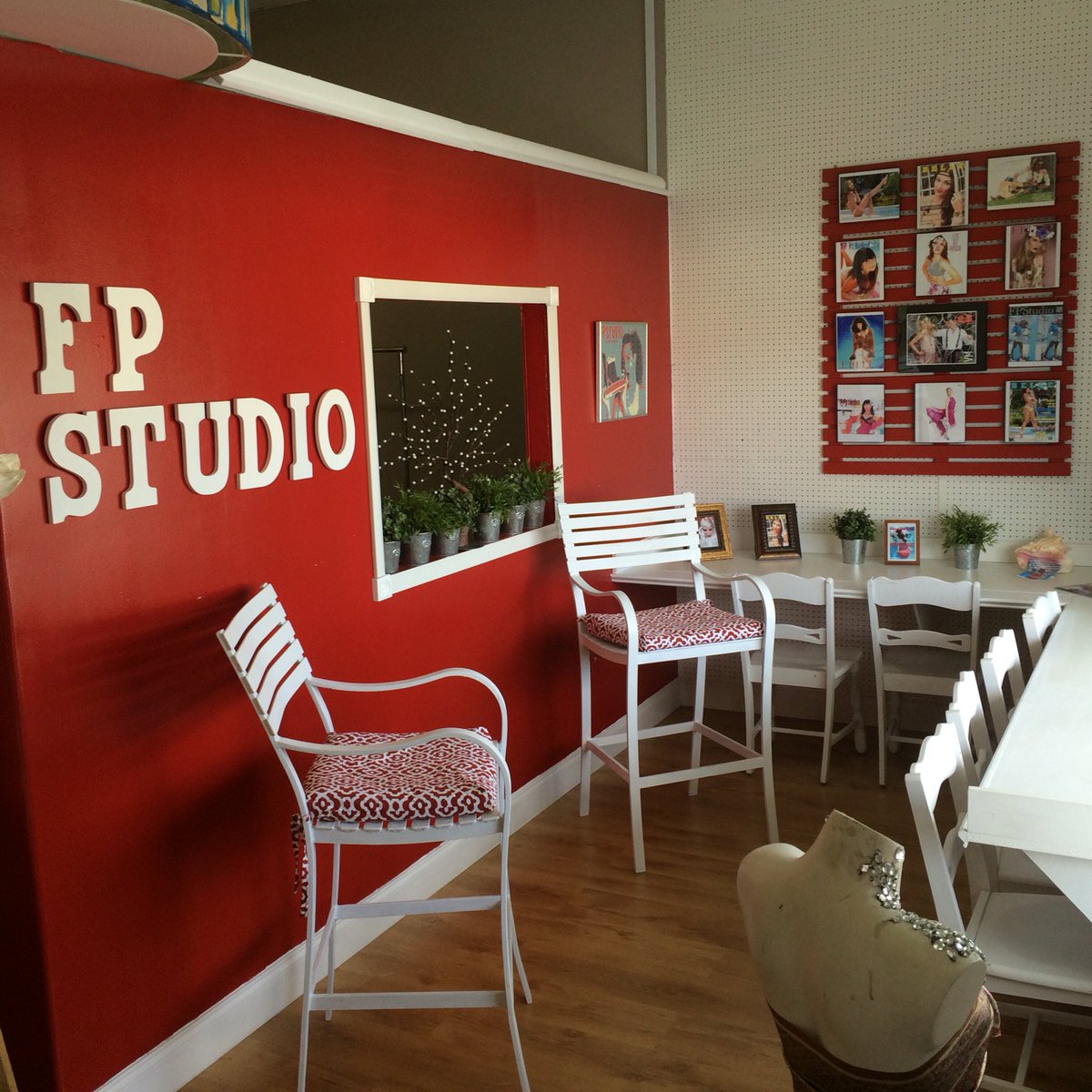 FPSTUDIO2's tweet image. #new #home #to #FPstudio #oaklandpark #Florida #art  #available #for #photoshoot #and #production