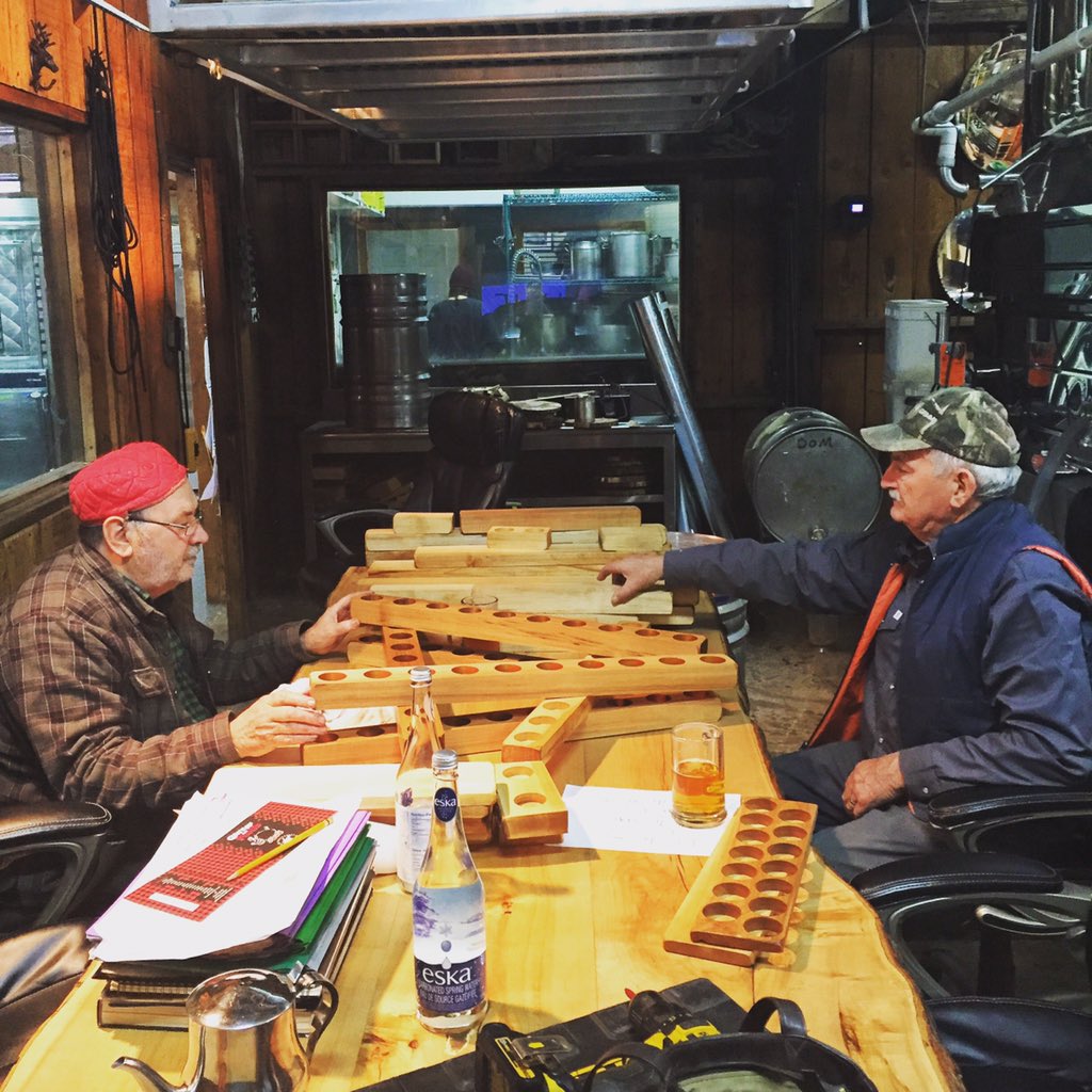 Les oncles créateurs d'assiettes et de plateaux de @CabanePDC  <a href="/vincentpdc/">Vincent DL</a>