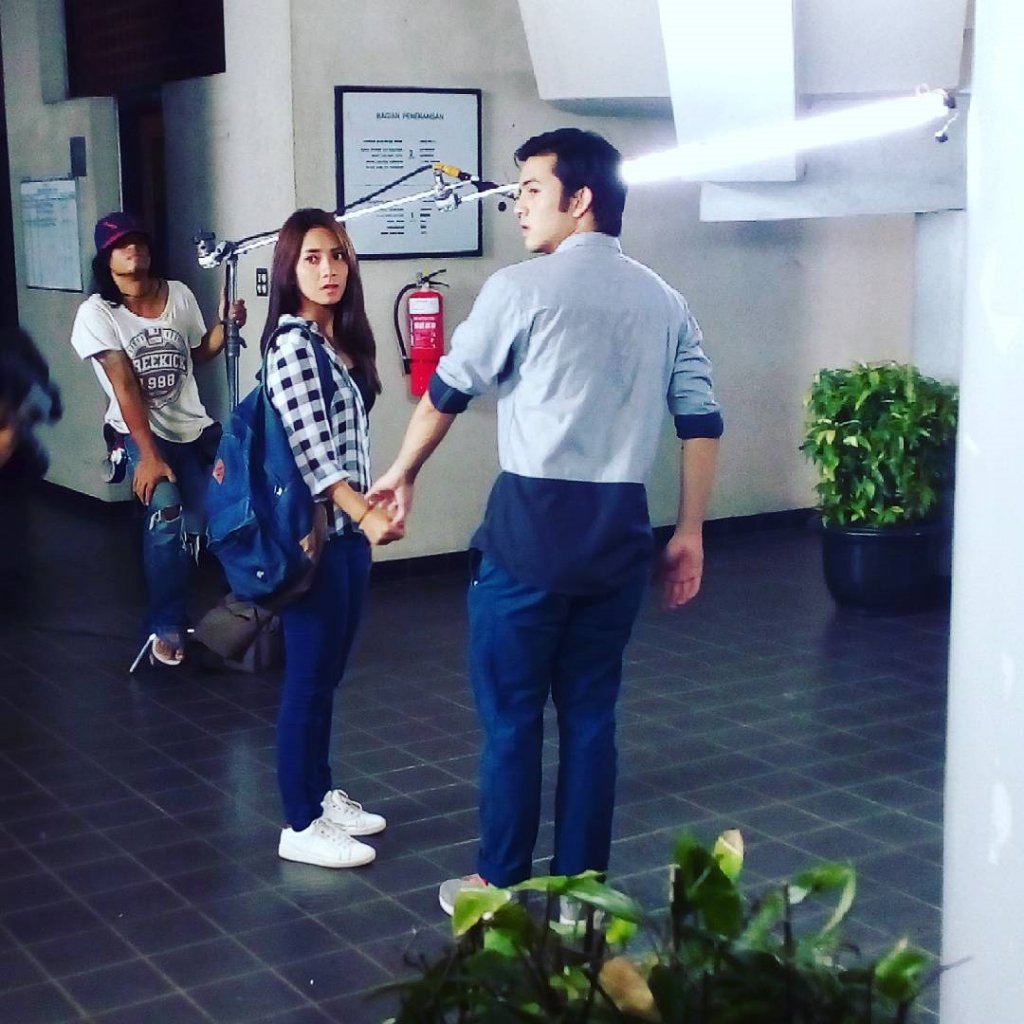 Dinkiranazar29's tweet photo. Makin baperkan kita :p @rizkynazaarr @Dindakirana304 https://t.co/J2te6NTdKP