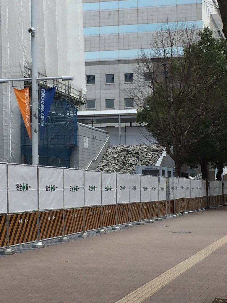 MondBrucke's tweet photo. 横アリさんの階段がクラッシュされてた(((o(*ﾟ▽ﾟ*)o)))工事現場萌え発動！！ https://t.co/83LKKi1s5d