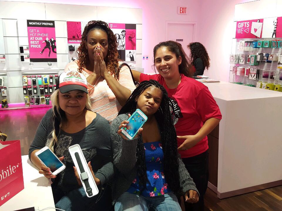 oooooLaLaa's tweet photo. Gracy's appt from #UNLV!!! #WelcomeToTMobile! @FrankAkers @SWjoeperez @SamSindha #SunLeash #WeLoveRO @TMobile https://t.co/y4AhQBRyrz
