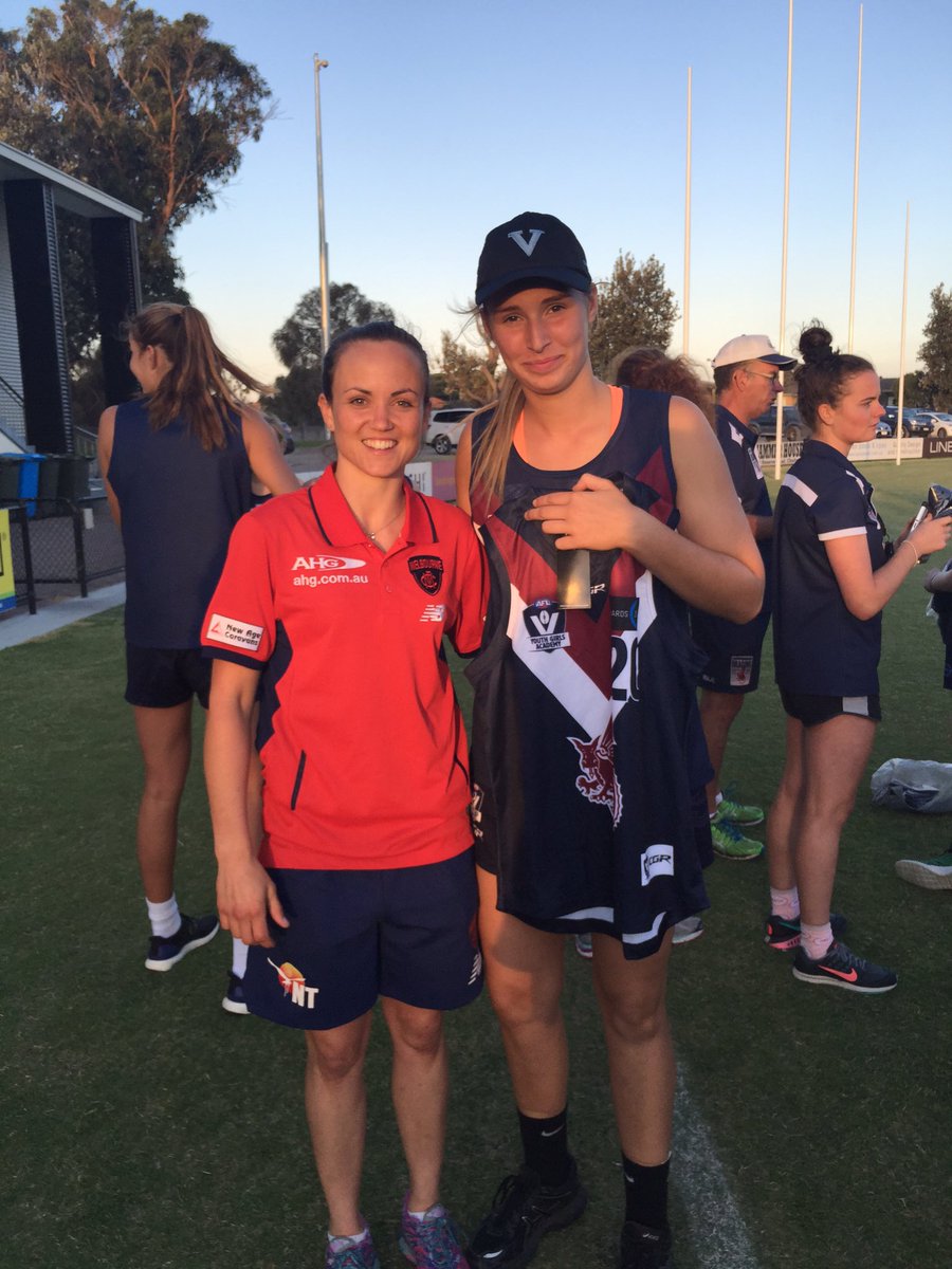 bridie1010's tweet photo. What a great surprised having @DaisyPearce6 come down and take training and present our jumpers @YouthGirls https://t.co/hprnDfKRRG
