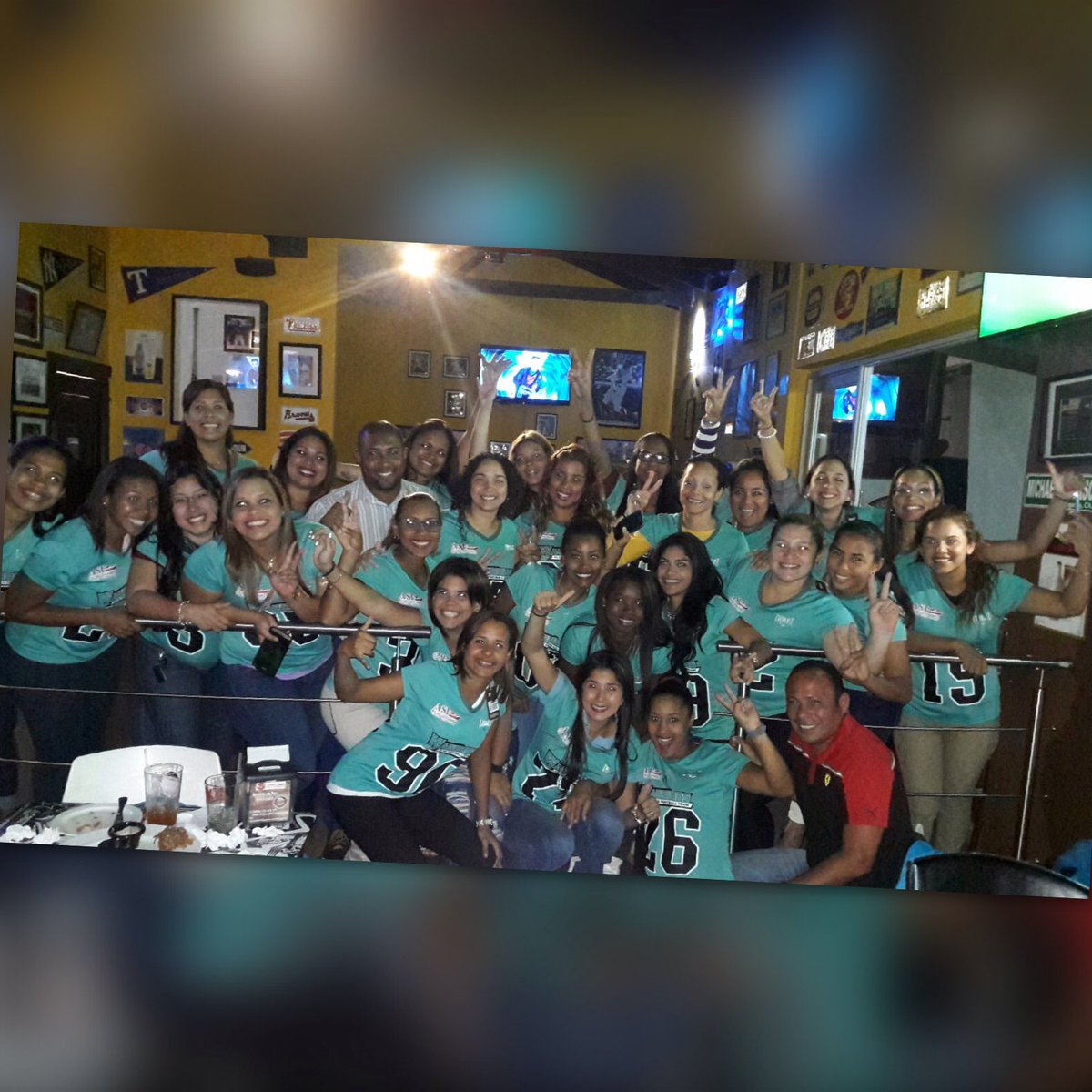 Entrega de jerseys de las <a href="/Warriors_flag/">Warriors Team</a> 🙌🏻🙌🏻 #sevienelalifff#boom 💪🏻💪🏻💪🏻