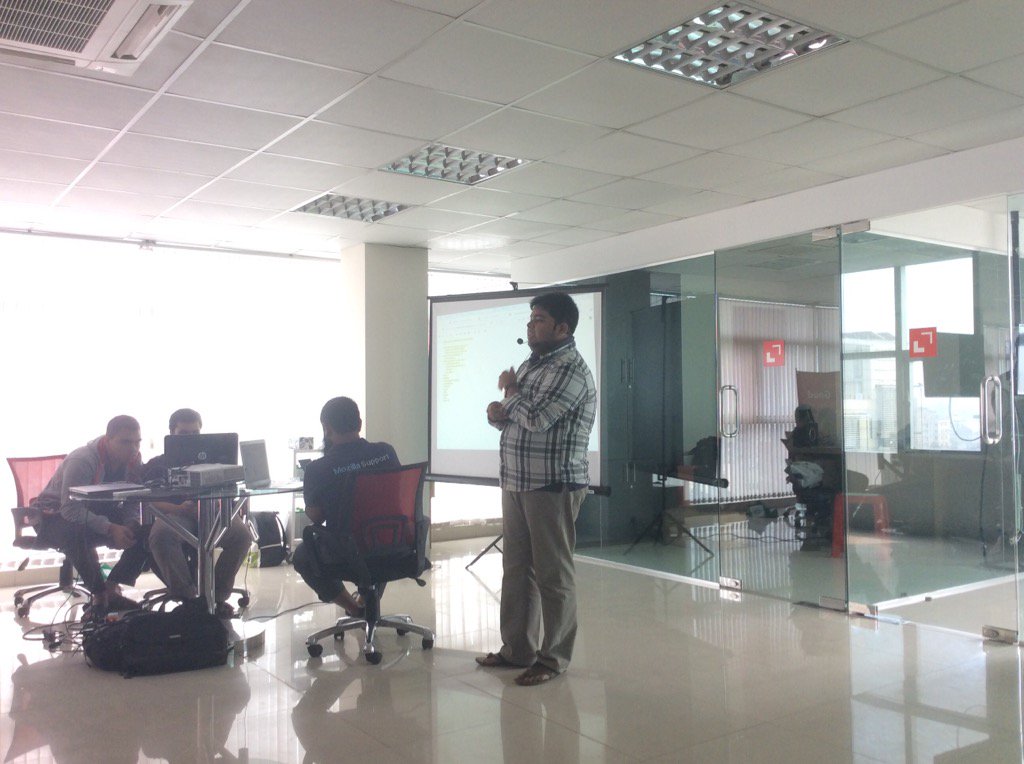 seeamk's tweet photo. @DeltaAshfaq on stage, talking about @SUMO_Mozilla style guide.
#sumoBD https://t.co/z7SmAWEFD6