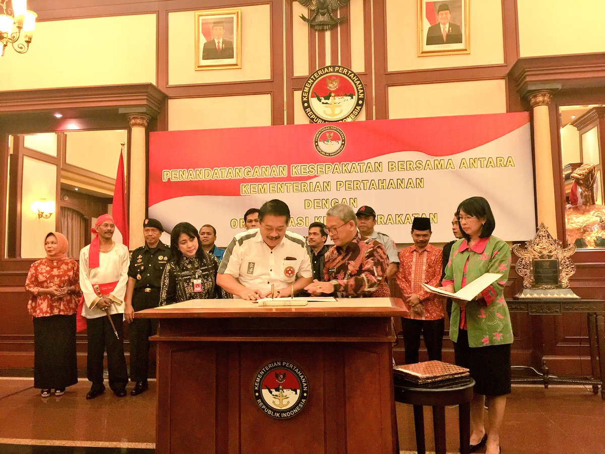 PB_BKC's tweet photo. Ketum #PB_BKC kang @agusppatk bersama Dirjen Pothan Kemenhan RI menandatangani MoU Bela Negara. Bravo BKC!!! https://t.co/UDfuThdZIm