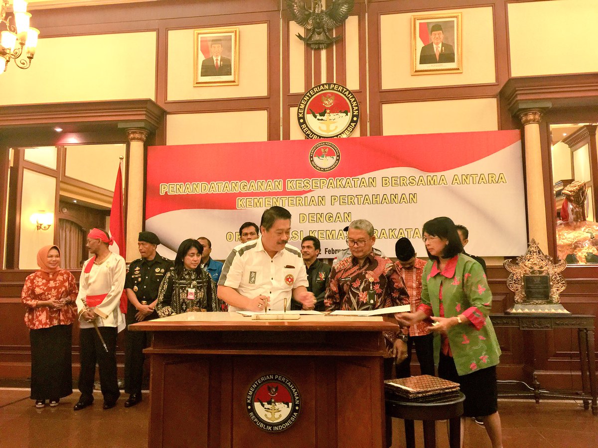 PB_BKC's tweet photo. Ketum #PB_BKC kang @agusppatk bersama Dirjen Pothan Kemenhan RI menandatangani MoU Bela Negara. Bravo BKC!!! https://t.co/UDfuThdZIm