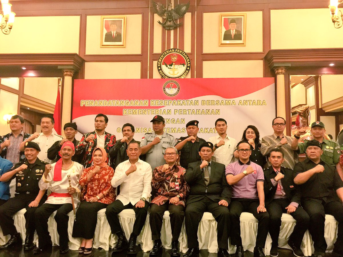 PB_BKC's tweet photo. Foto bersama &amp; konferensi pers stelah sign MoU Bela Negara bersama Menteri Pertahanan RI. Cc @agusppatk @AsepKambali https://t.co/3ruTtGbD2h