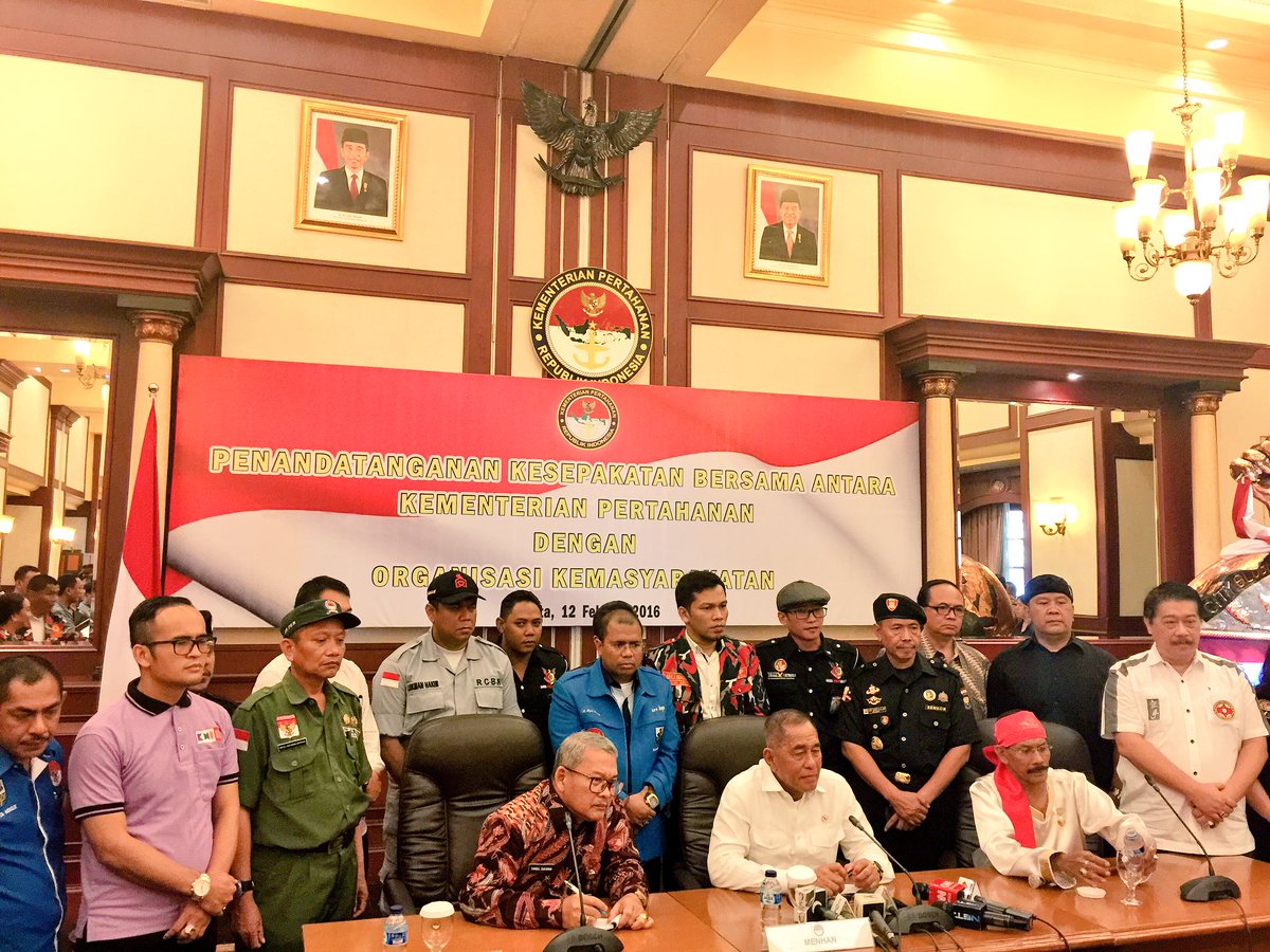 PB_BKC's tweet photo. Foto bersama &amp; konferensi pers stelah sign MoU Bela Negara bersama Menteri Pertahanan RI. Cc @agusppatk @AsepKambali https://t.co/3ruTtGbD2h