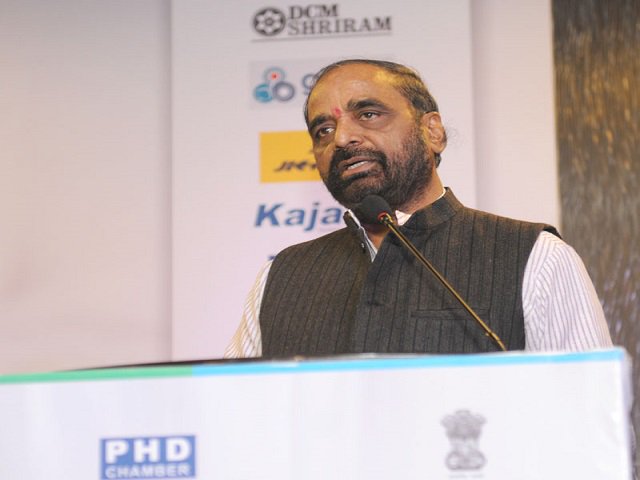 ETVBharatEng's tweet photo. #PlasticSector has potential to become #BiggestIndustry: #HansrajAhir
https://t.co/Yf3ljdfCkf #Business https://t.co/sUl1TmE0UK