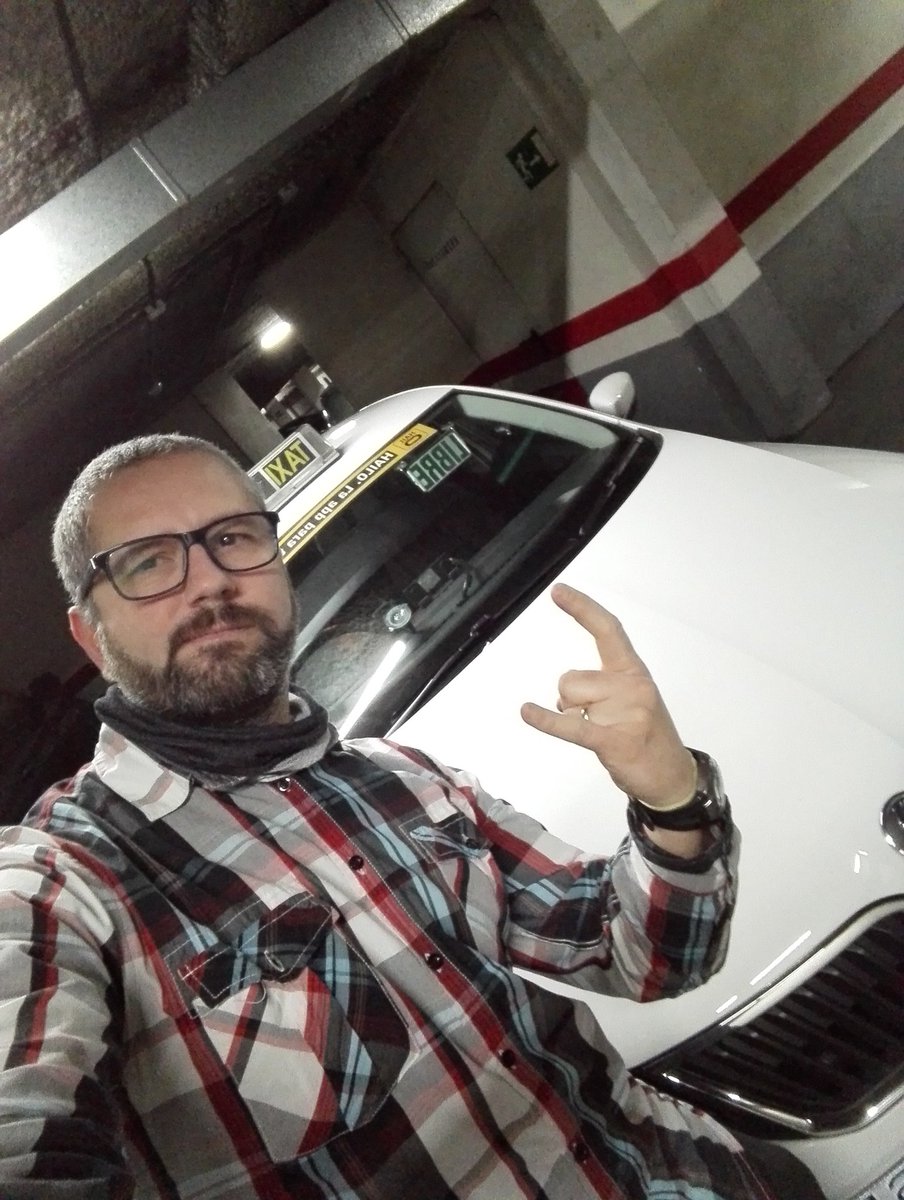 edelbarrio75's tweet photo. Con mi compañero de fatigas.Paso más tiempo con él que con mi mujer @RockFM_ES #LlenoPorFaRock #Autoretrauto https://t.co/91dBvuB0mK