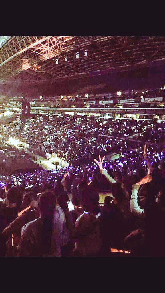 OTRASEATTLE2015's tweet photo. @1Dbestcrowds I love how we all worked together to create this amazing fan project!  #OTRASeattle #MakeTheNightGlow https://t.co/3liFiGkoZ2