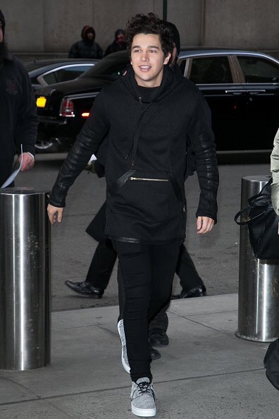MahonePlanet's tweet photo. Austin ayer en NYC https://t.co/LlkAKesxls