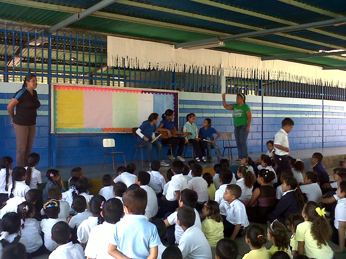 ModSanEsteban's tweet photo. Escuela Los Sauces #Concierto #41Aniversario #Endrina #PrimeraPresentaciondel2016 #Multitalento #Cuatro #Flauta https://t.co/ACaSpgxaKk