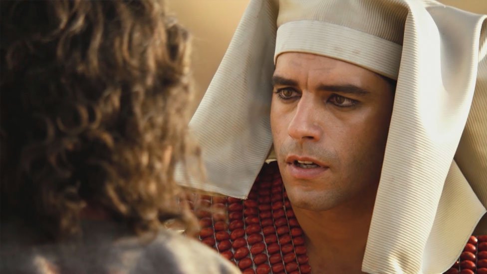 Pero justo llegó moisés a salvarlo y mató al egipcio que lo golpeaba. #