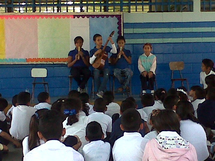 ModSanEsteban's tweet photo. #FlautaCuatroyCoro #Multitalento #Celebracion #41Aniversario #SistemadeOrquestas "Escuela los Sauces" #PuroTalento https://t.co/0H6drt3Zv4