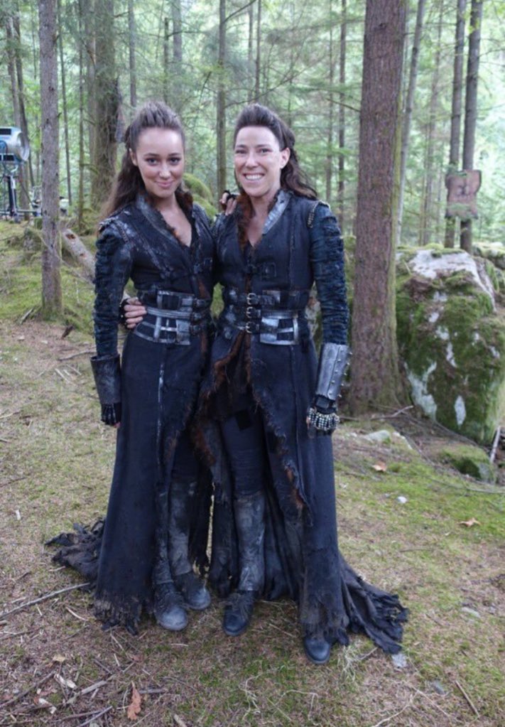 carmilla_movie's tweet photo. #The100 Behind the scenes💕 #The100Season3 #Clexa #Bellarke #HedasBack #ClexaisReal #The100BTS #The100Week #Lexa https://t.co/szzn44VbPA
