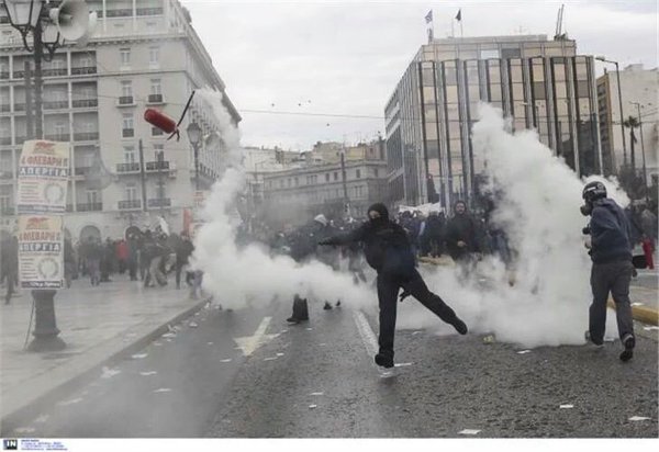 eatps_'s tweet photo. Black Block Greece at General strike today #apergia #4FGr https://t.co/I67UB9aAwo