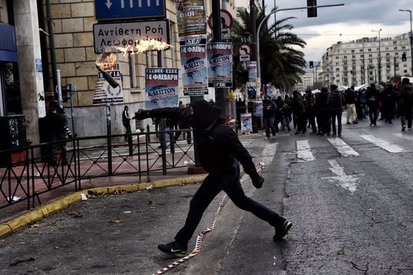 eatps_'s tweet photo. Black Block Greece at General strike today #apergia #4FGr https://t.co/I67UB9aAwo