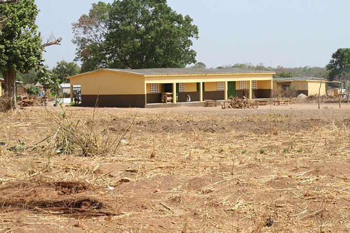 ONG_la_VIE's tweet photo. A 12 millions de cfa l'école publique de #VARALE à été réhabilitée grâce à @ONG_la_VIE et @1040i https://t.co/kbxBECaKyU