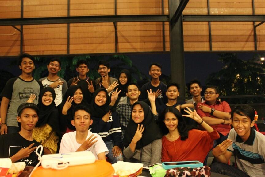 SeputesTels's tweet photo. sisa kemarin yaa🎉🎈🍻 #kuranglengkap😂 #katanyareuni😏 #SF32 https://t.co/YlpCzN5k8E