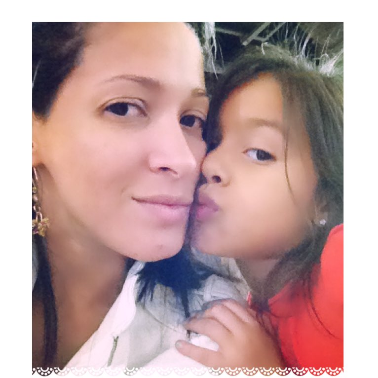 Marijosmi's tweet photo. @CostaneraCenter @Laprotectora ayudando por una buena causa #DonanteDeBesos 😙😗😘 https://t.co/8hE9Z64ygE
