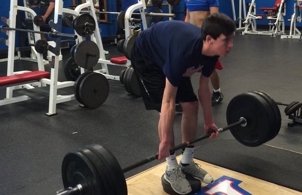 SquatUniversity's tweet photo. This is NOT acceptable. If you see an athlete lifting badly, STOP &amp; correct him! Don't put it on social media as ok. https://t.co/3HyZsKtPjO