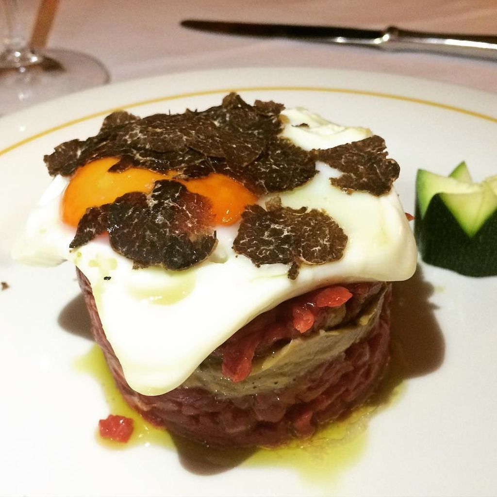 WeTuscany's tweet photo. Steak Tartare com cogumelos, ovos e trufa negra 🍄🍷🇮🇹 #bonvoyage #italia #toscana #cortona #tuscany #truffle #truffl… https://t.co/LFl9zfbwma