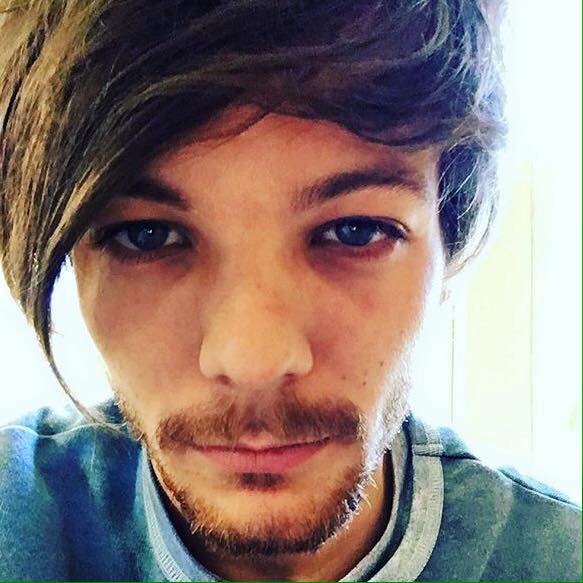 delightfulouist's tweet image. Cuando aparecen fotos de Louis.