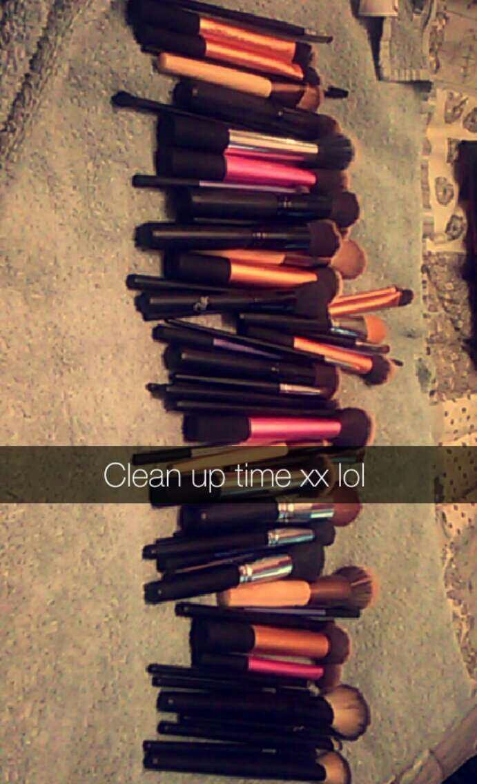 jeanetteguy85's tweet photo. Clean up time #makeupbrushes  #makeup https://t.co/EGSSyyhilr