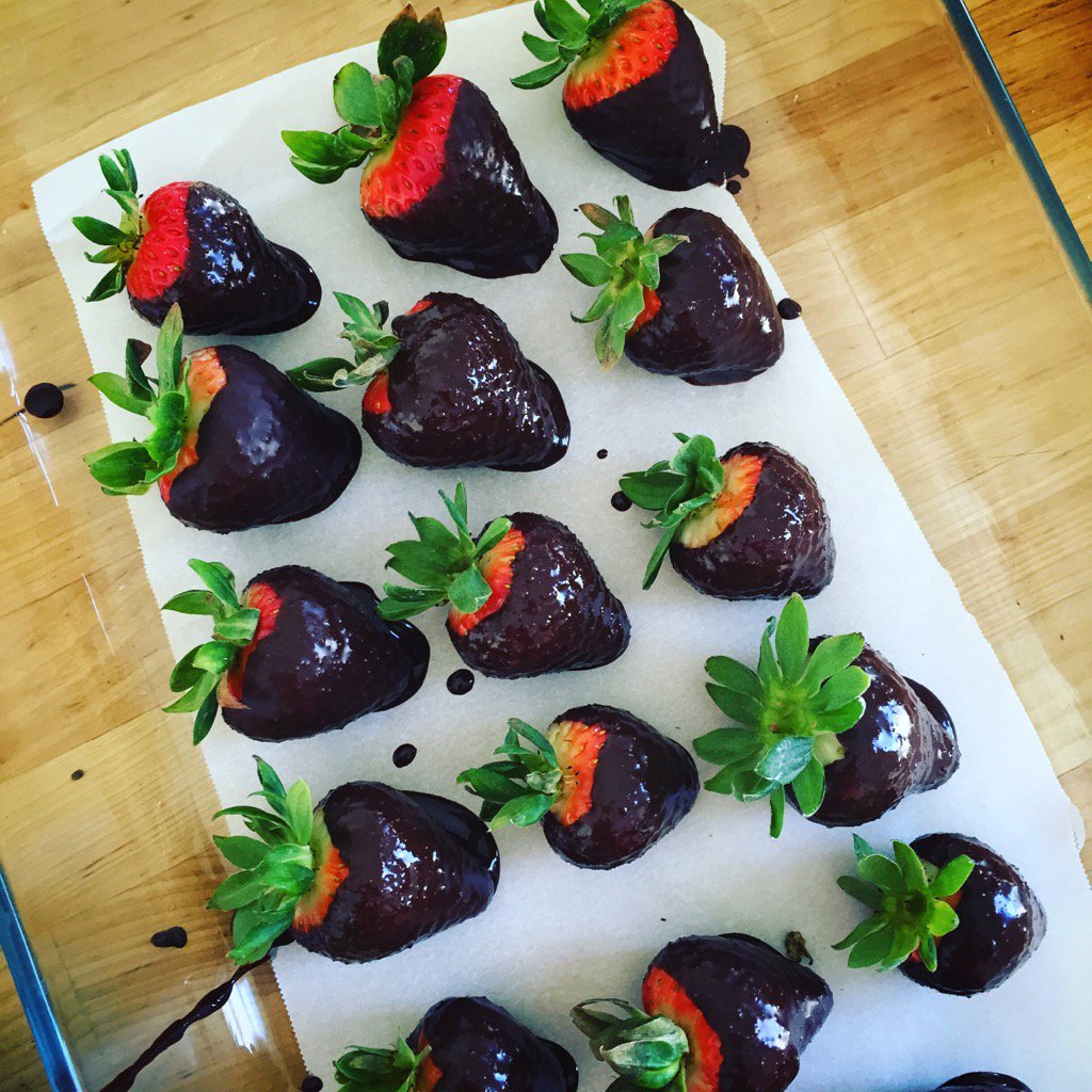 bmbenzhealth's tweet photo. Sweet Treats for upcoming event tonight! #paleo,#vegan,#healthy,#chocolateattack,#bemyvalentine ,#nutritionaltherapy https://t.co/ri5khH4Xqa