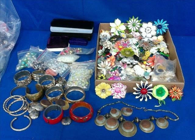 AmAuctionCo's tweet photo. Collection of Vintage Costume Jewelry 
American Auction Co Sat, Feb 6th 9:00 AM
doors open at 8AM.
@AmAuctionCo https://t.co/1Z84G59SyZ
