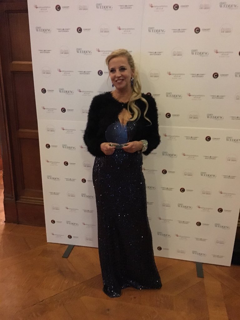 Harriethaha's tweet photo. I won the award for hair&amp;beauty at the @4CWAwards thank you for an amazing night! Thank you to my brides for voting! https://t.co/nPHrgUkQxS