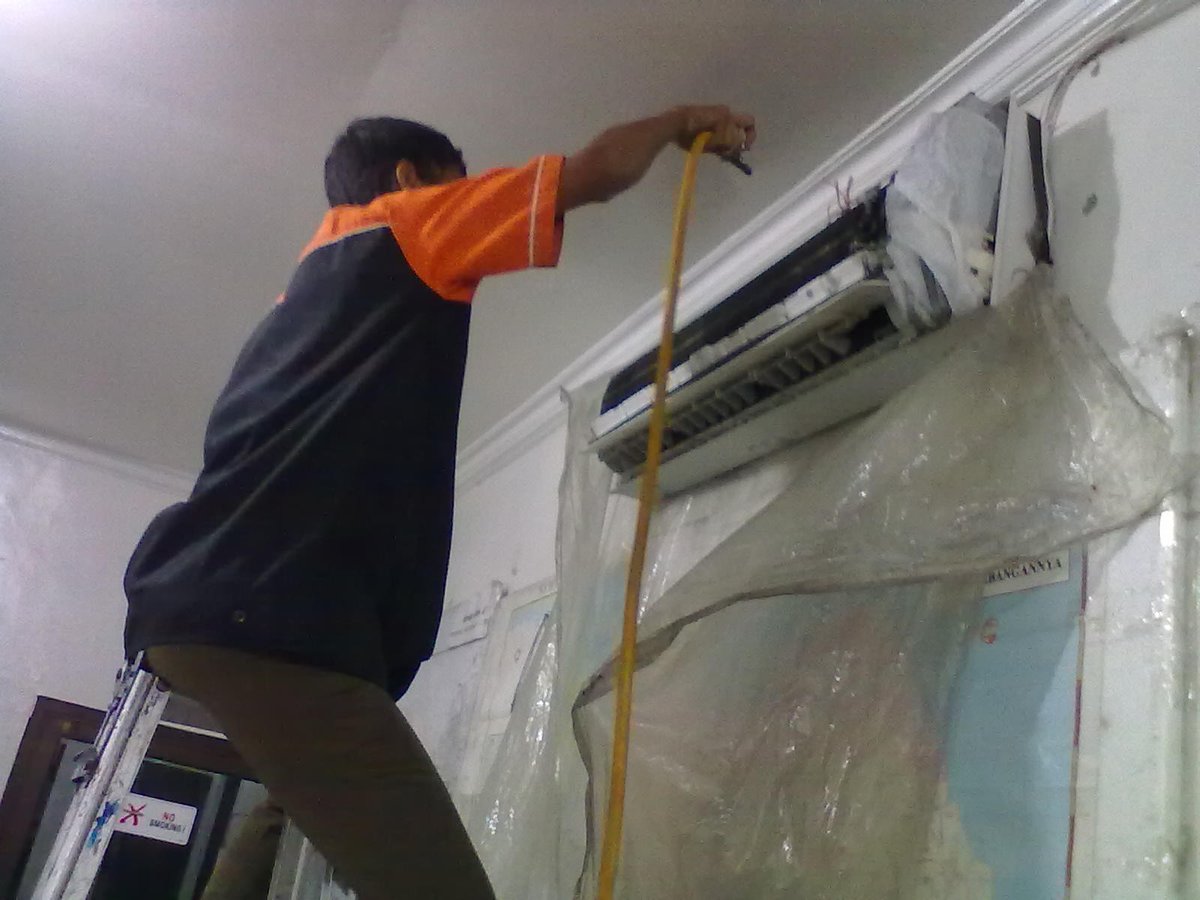 SolutionAircon's tweet photo. Ac anda bermasalah?Ingin Ac anda ttap trawat? Serahkan pd AIRCON SOLUTION Jl.Gotong Royong No.6/Hubungi:085211113355 https://t.co/WSSPd48Gn0