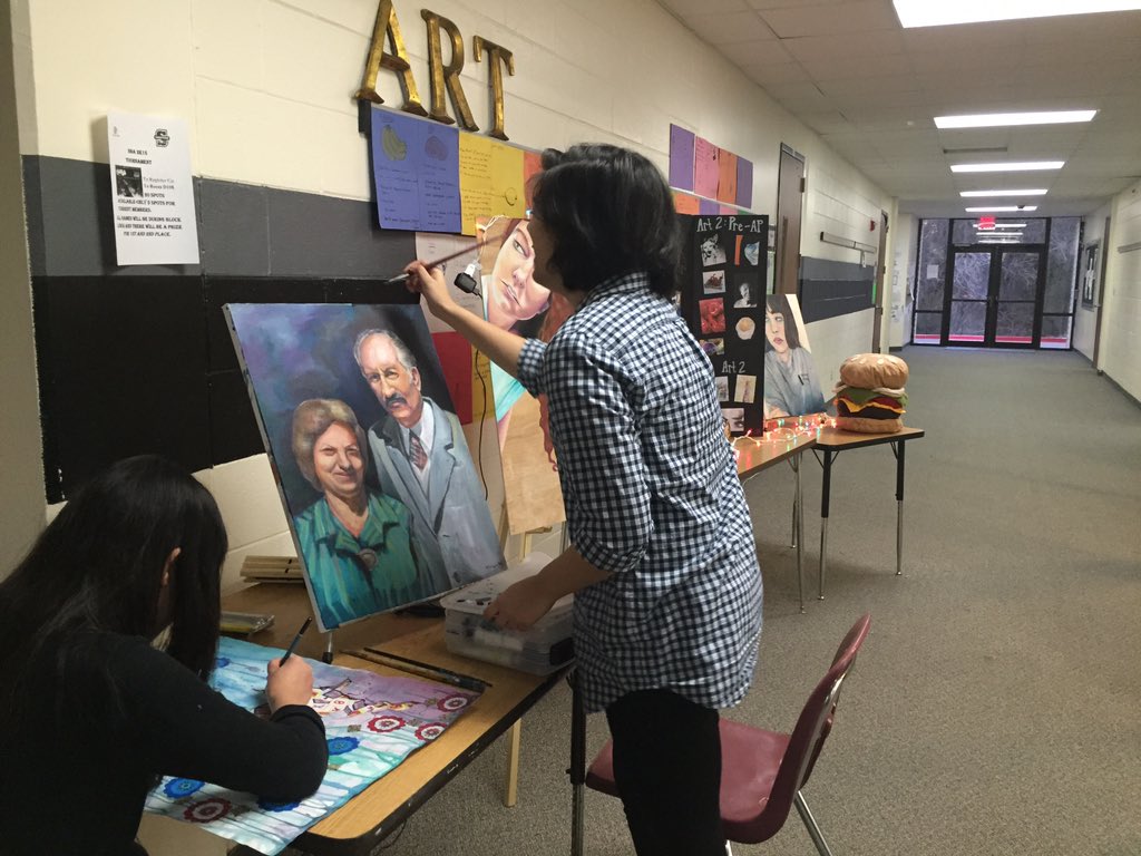 sheptonart's tweet photo. 8th grade open house time with live student artists! https://t.co/fDAY7m31nQ