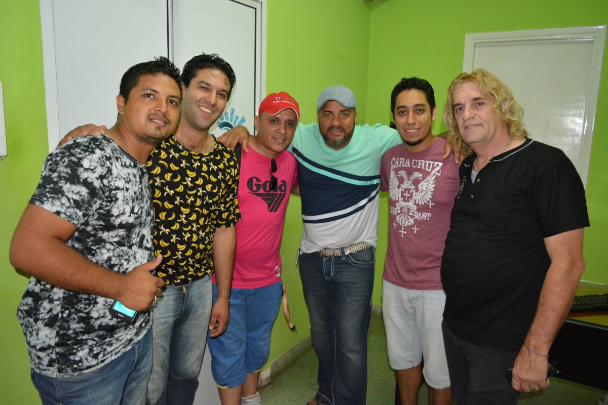 fmlatinamoreno's tweet photo. @NolbertoAlkla Y BANDA DURA EN LOS ESTUDIOS DE FM LATINA DIGITAL @fmlatinamoreno @CCPMoreno1 https://t.co/7mLIUQFEuI