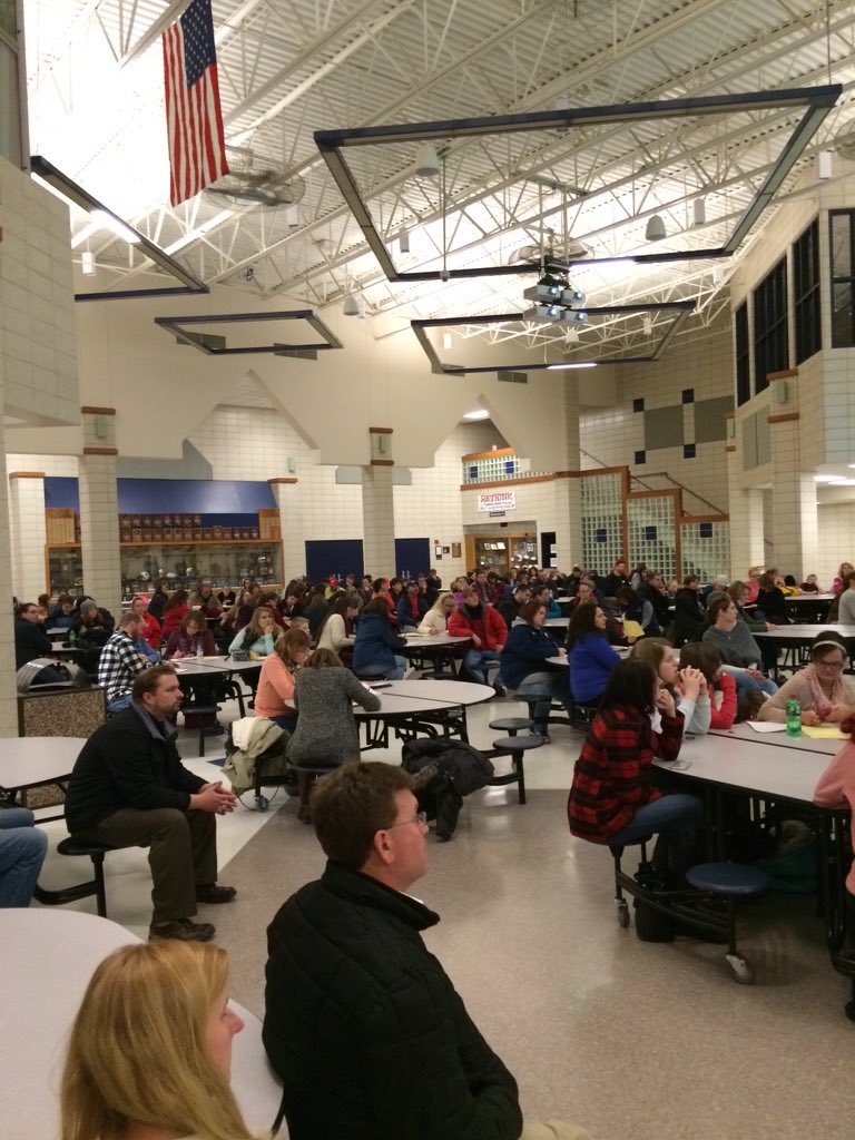 MelissaConnors4's tweet photo. Packed house for 8th grade parent night! #reedsburgpride https://t.co/ia2mFEEb1b