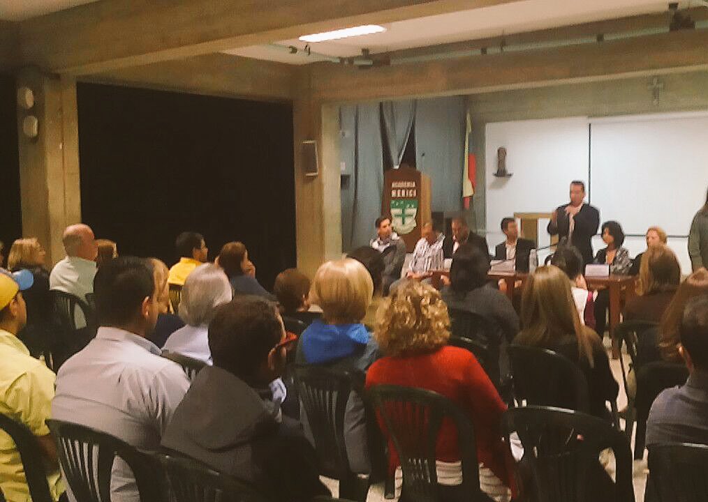 Junto a <a href="/JuanRequesens/">Juan Requesens</a> Compartiendo con vecinos de #ElHatillo sobre nuestras actuaciones en la nueva AN