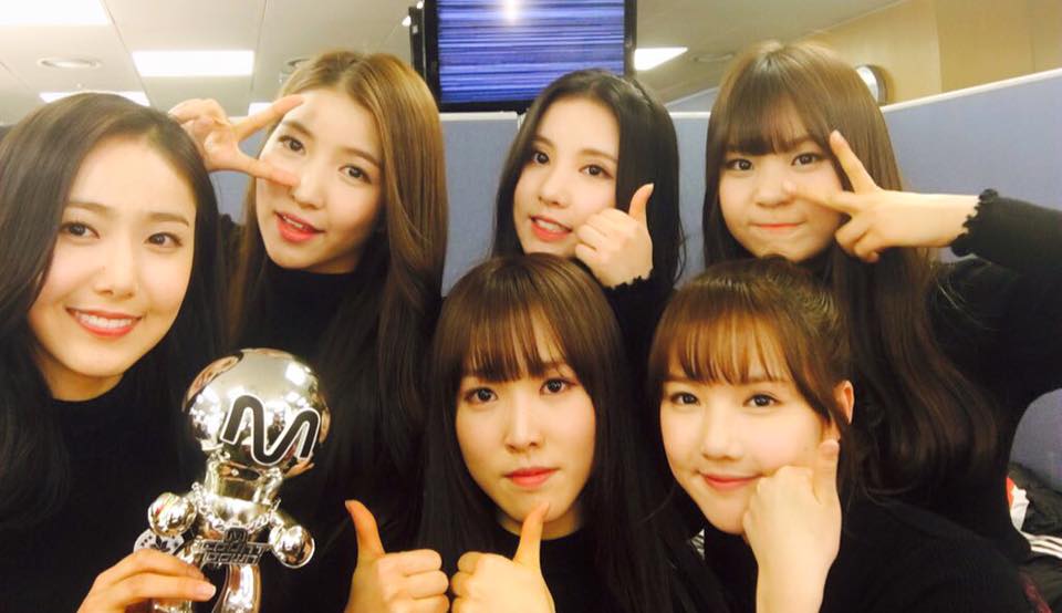 Taengsic_22's tweet photo. 😂😂😂 congrats babe.. #Rough3rdWin .. I just know today,I'm forget 😭😭 this is gift to Yuju and Eunha graduation https://t.co/foZoS8GXT3