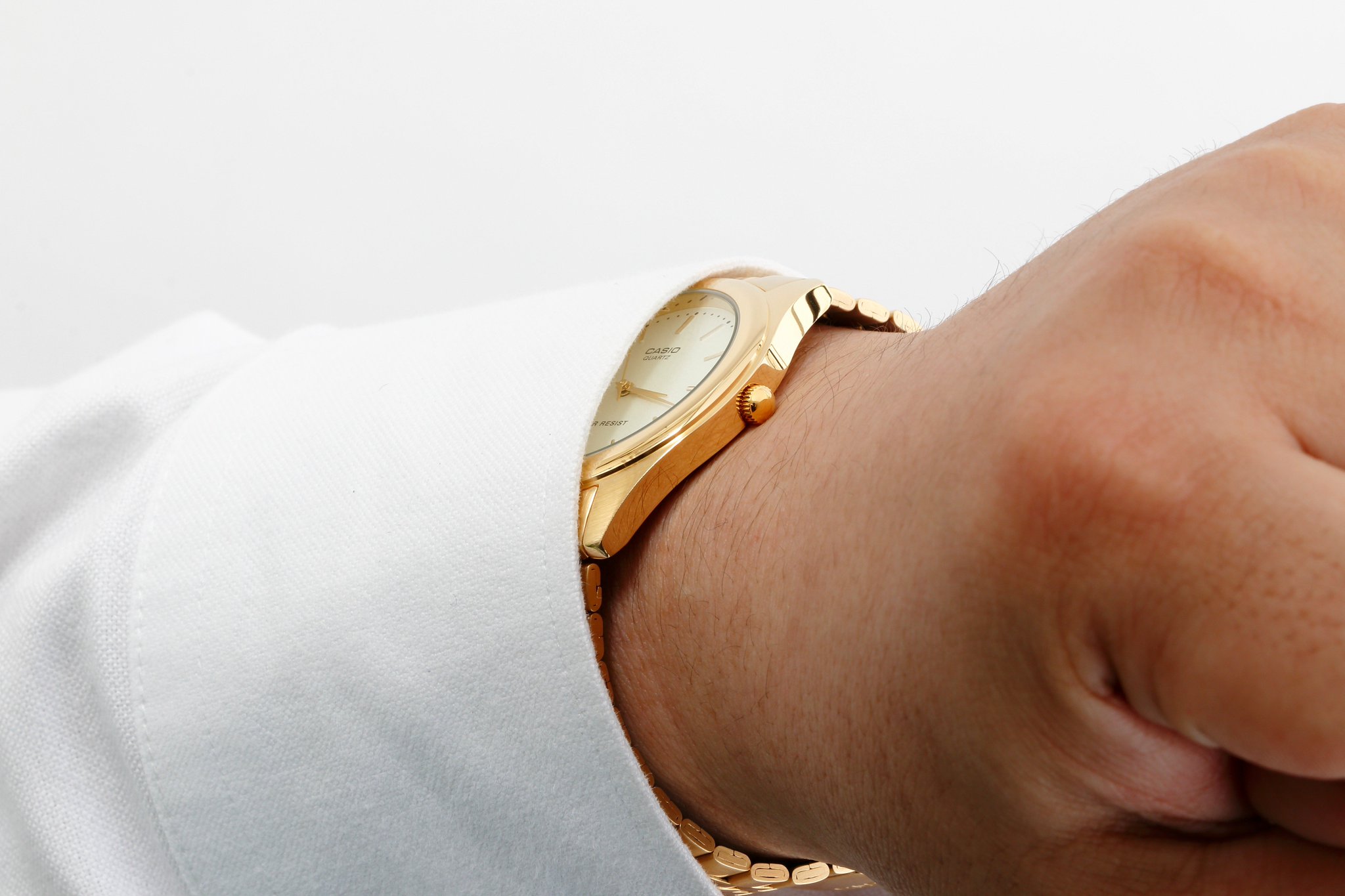 家電批評 編集部 4月号は絶賛発売中 Ar Twitter なお 家電批評 3月号41ページ掲載の金ぴか チープカシオ Mtp 1129n 9ajf は担当 早 の私物です 袖からモロ見せだと2千円ぽさがバレバレですが ちょい見せ チラ見せぐらいだと高級ブランド時計みたいです