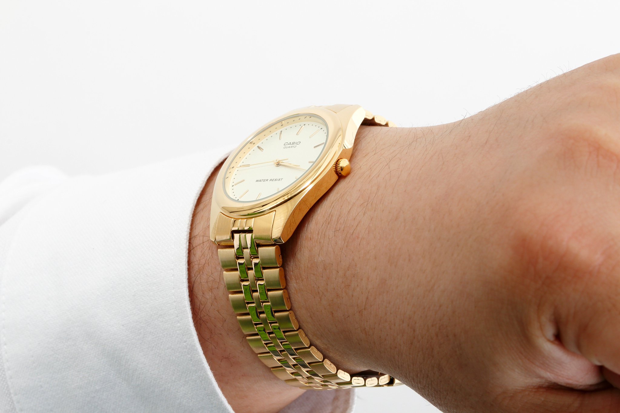 家電批評 編集部 4月号は絶賛発売中 Ar Twitter なお 家電批評 3月号41ページ掲載の金ぴか チープカシオ Mtp 1129n 9ajf は担当 早 の私物です 袖からモロ見せだと2千円ぽさがバレバレですが ちょい見せ チラ見せぐらいだと高級ブランド時計みたいです