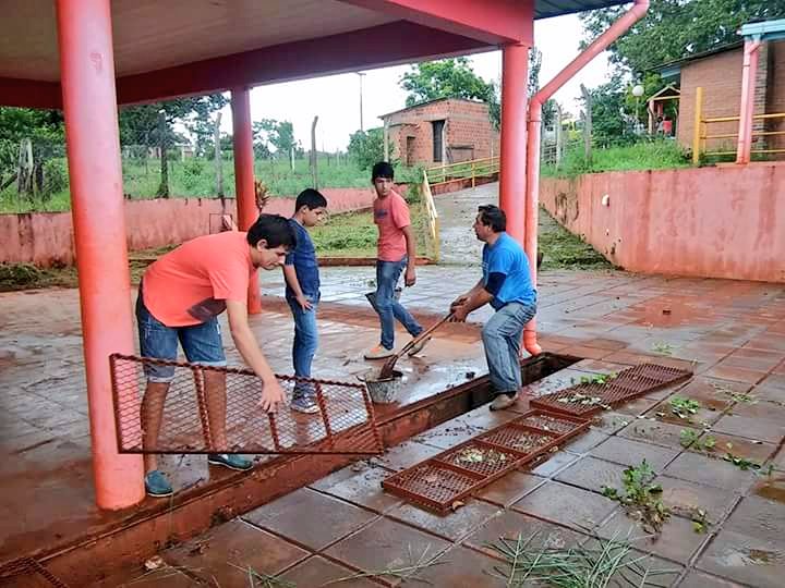 mariluleverberg's tweet photo. Alumnos y docentes trabajando en limpieza del predio #EPET22 para comenzar con todo! @RUBENYACKOW @udpm_misiones https://t.co/7wSoHp1exF