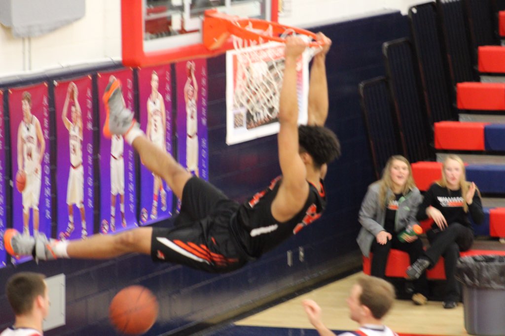 DeseanEikens's tweet image. Waiting on someone to jump with me😎😏💯 #dunk #putback #almostback