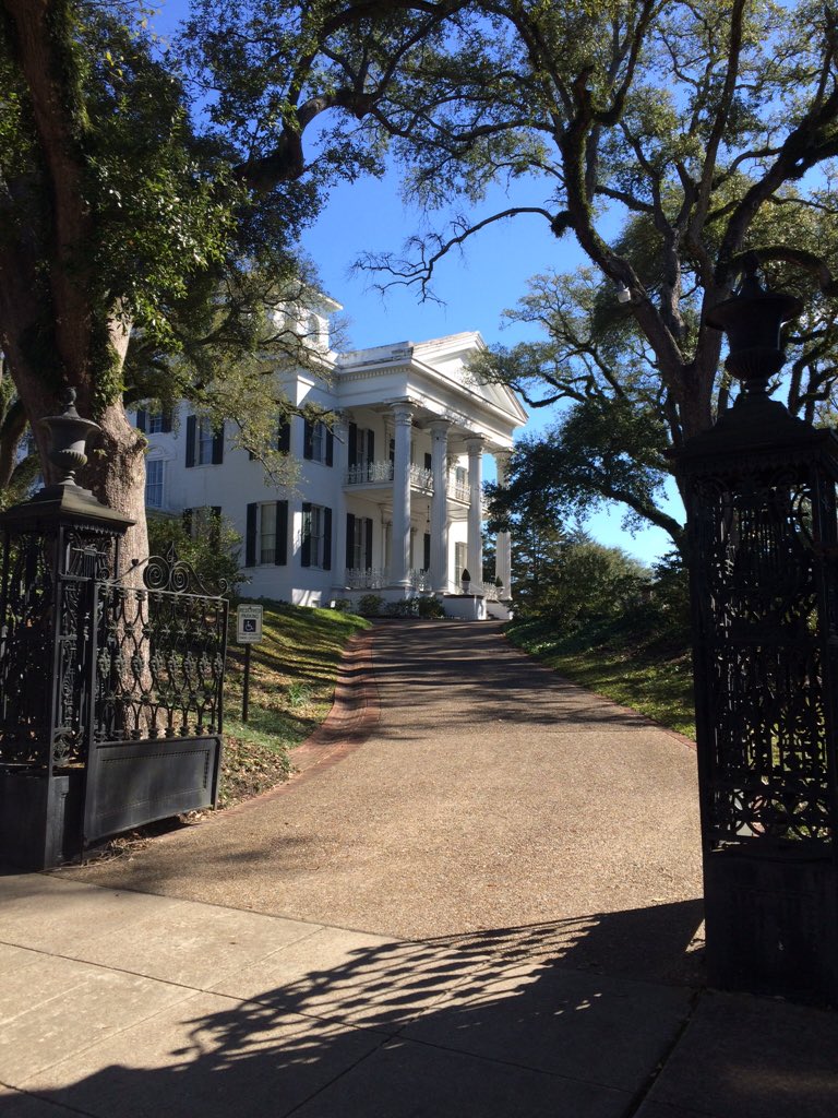 juste_pauline's tweet photo. Quelques-unes des maisons historiques de #Natchez #patrimoine #histoire #StantonHall #TheTowers #TheParsonage https://t.co/ZwlH155HLV