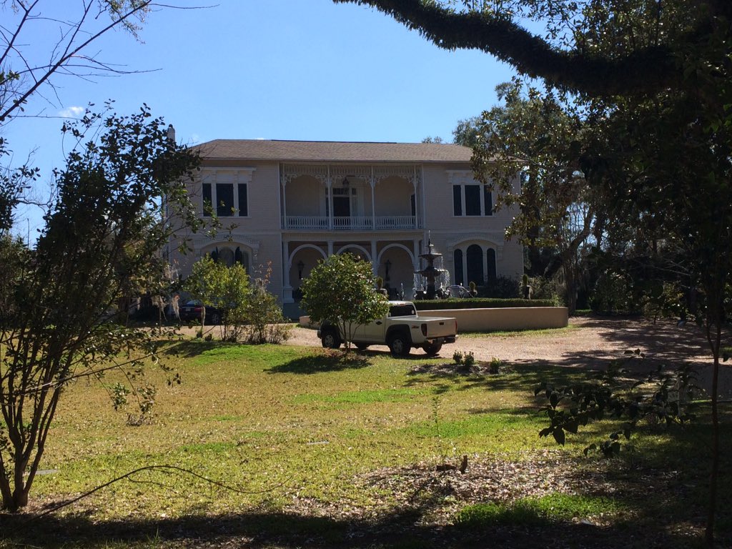 juste_pauline's tweet photo. Quelques-unes des maisons historiques de #Natchez #patrimoine #histoire #StantonHall #TheTowers #TheParsonage https://t.co/ZwlH155HLV
