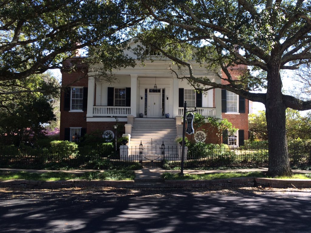 juste_pauline's tweet photo. Quelques-unes des maisons historiques de #Natchez #patrimoine #histoire #StantonHall #TheTowers #TheParsonage https://t.co/ZwlH155HLV