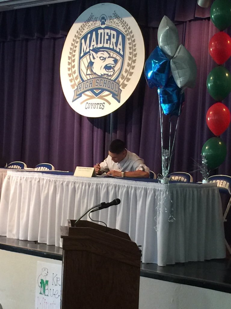 defiantco's tweet photo. Congrats to @bueno_19kris @8Nesey @em_chavv on signing.keep doing what your doing.
#D3FIANT https://t.co/8nZEkAtbSd