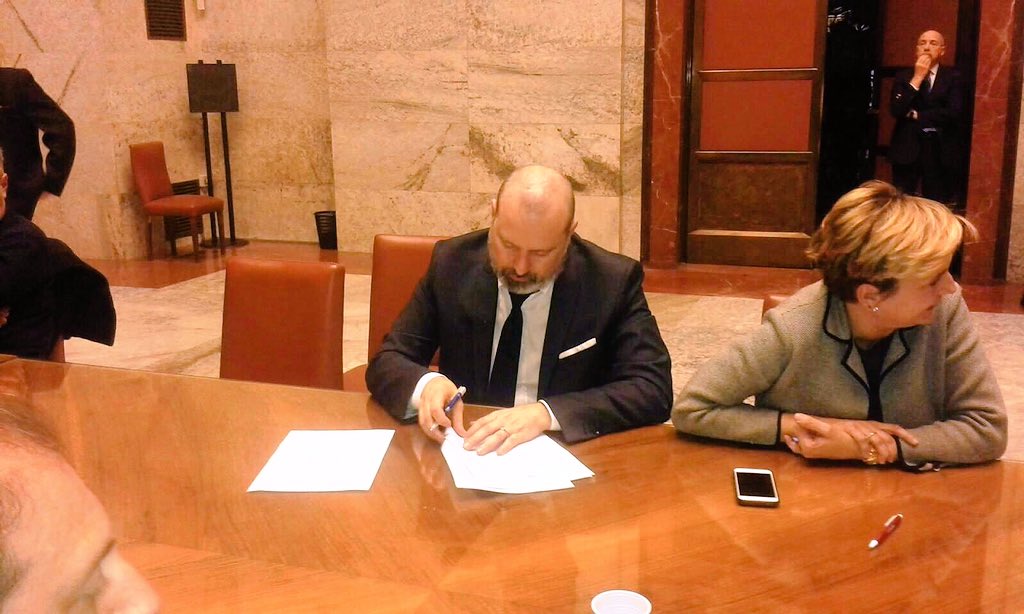 sbonaccini's tweet photo. Alle 4.35 firma intesa Philips-Saeco con Ministro Guidi e sindacati https://t.co/6RHhMUMNNb