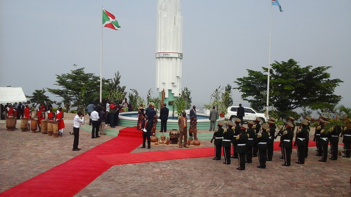 Aymarjagua's tweet photo. S.E Joseph Butore Deuxieme Vice President du #Burundi depose une gerbe de fleurs au monument de l'unité #UnityDay https://t.co/7qQoz21E6E