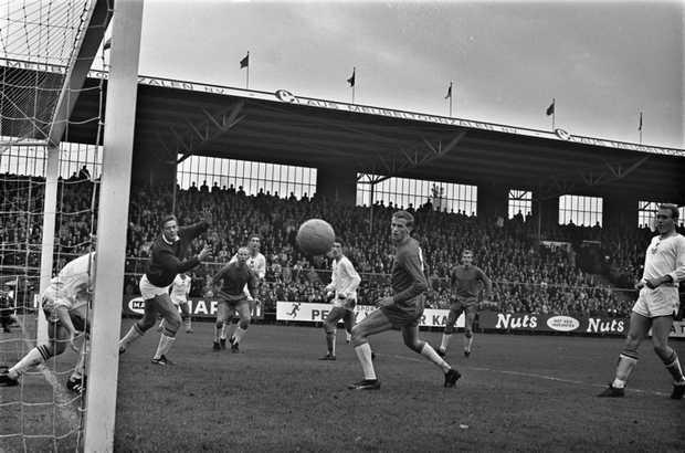 OldFootball11's tweet photo. #Ajax v #GoAhead (1965)

#JoopButter #NicovanZoghel #HenkGroot #GerardSomer #HenkWarnas #KlaasNuninga #PietKeizer. https://t.co/rPDdmRlqhy