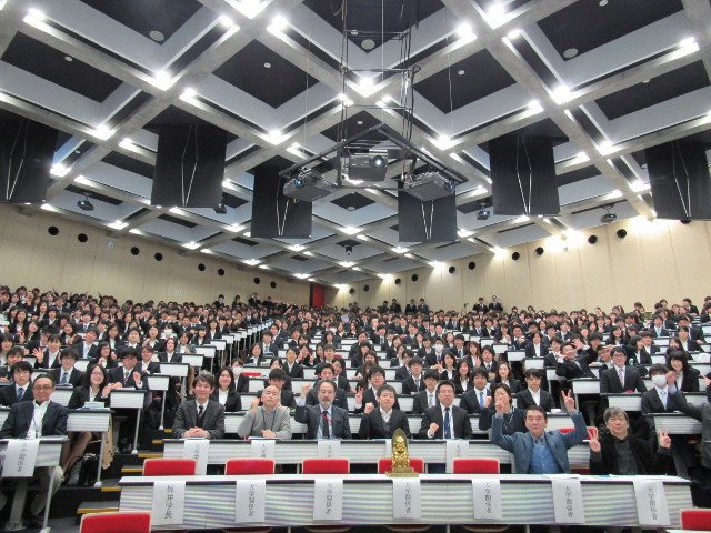 追手門学院大学 En Twitter 3年生を対象に就職活動出陣式を2月5日に開催しました 参加学生は約570人 優駿ホールは立見が出る中で式はスタートしました 坂井東洋男学長からは うまくいかない時もうつむかず 胸を張って振る舞ってほしい とエール 追手門学院